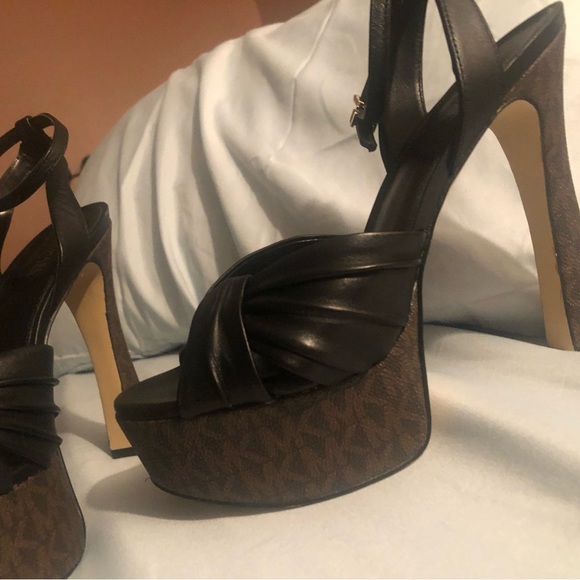 Michael kors sexy heels black with brown bottom with MK original design - Picture 5 of 9